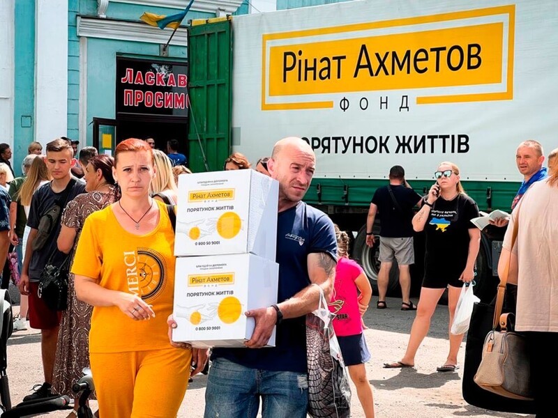 У Добропіллі на Донбасі розпочали видавання продуктових наборів від Фонду Ріната Ахметова