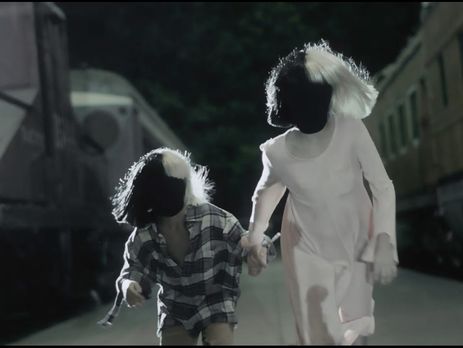 Never give up: вышел новый клип певицы Sia. Видео