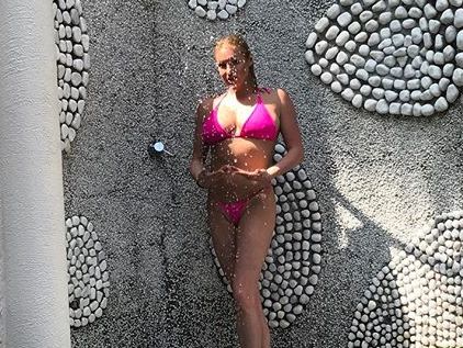 Волочкова села на шпагат на борту яхты