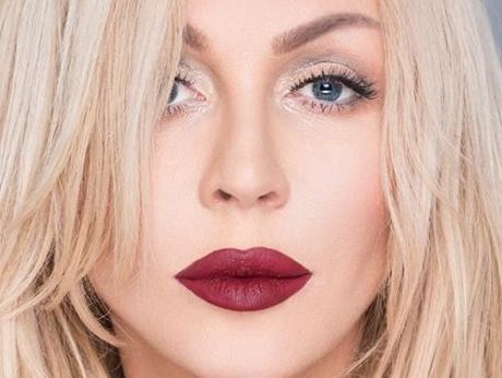 Билык в розах позировала для нового фотосета