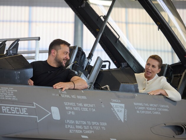 Зеленський відвідав авіабазу в Данії, де проходять навчання на F-16 українські пілоти. Фредеріксен повідомила, що там – понад 70 людей з України