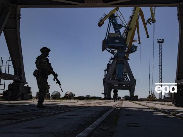 Андрющенко заявив, що порт Маріуполя перетворився на військову базу окупантів. Туди вперше зайшов військовий корабель РФ. Фото