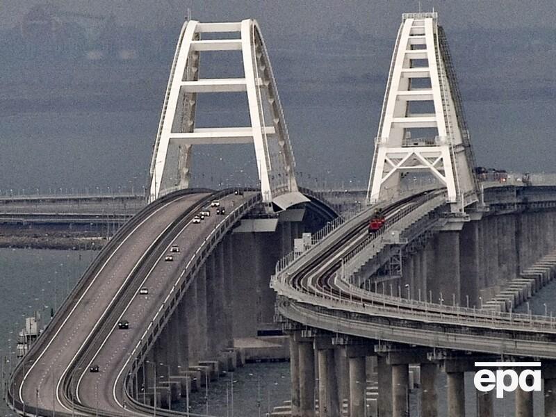 "Інтелектуальна криза". Окупанти хочуть затопити пороми біля Кримського мосту, щоб захистити його від ударів – ГУР Міноборони