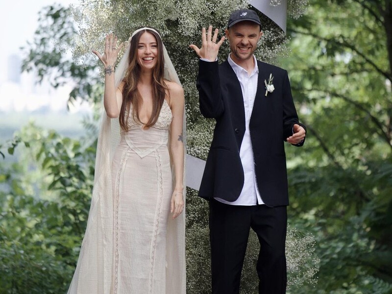 В сети показали новые свадебные фото Дорофеевой