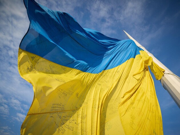 У Києві підняли прапор України з підписами захисників