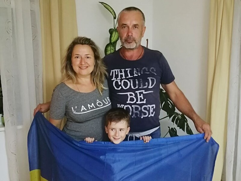 "Он пахнет домом". Мариупольчанка вывезла из оккупации флаг Украины, по которому ездили танки