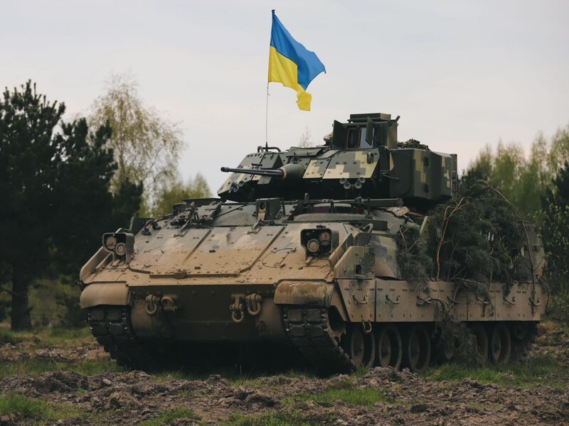 "Исторический день!" 47-я ОМБр установила флаг Украины с подписью Залужного на школе в деоккупированном Работино. Фото, видео
