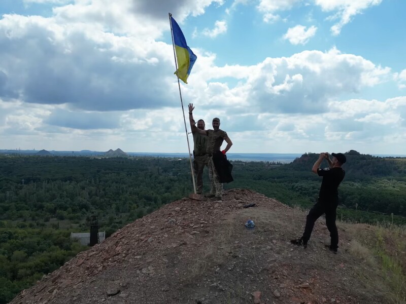 Вблизи временно оккупированной Горловки подняли государственный флаг Украины. Видео