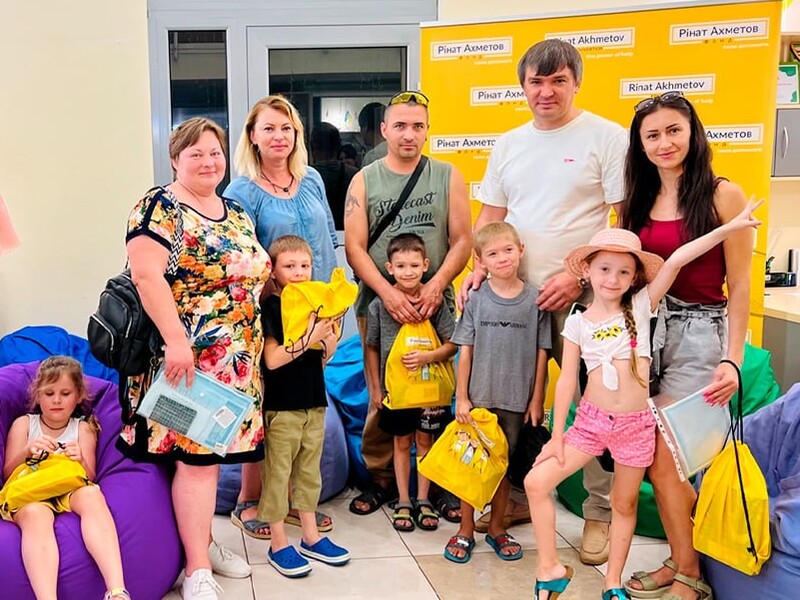 Фонд Ріната Ахметова надіслав понад 1,6 тис. шкільних наборів до 1 вересня для першокласників-переселенців