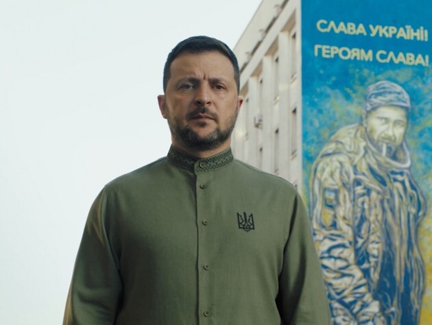 Зеленский в День Независимости появился в вышиванке ручной работы от дизайнера, которая одевает первую леди Украины. Видео