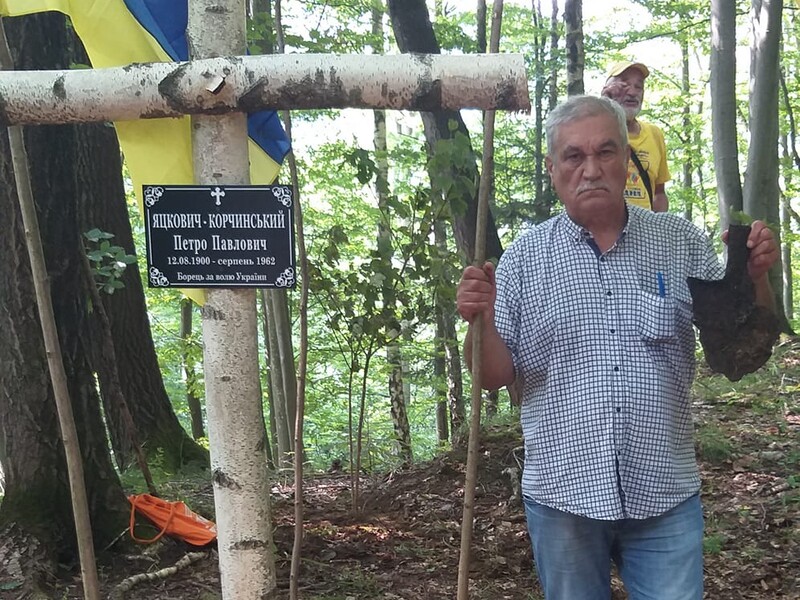 В Карпатах нашли могилу бойца УПА, прожившего в лесу до 1962 года