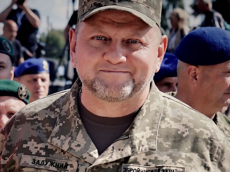 Спілкувався з Резніковим і Клименком, обіймався з військовими. У мережі показали нові фото Залужного із Дня Незалежності
