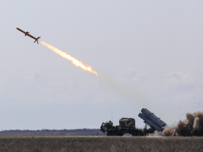 Уперше в історії. Російську С-400 у Криму знищили українською ракетою "Нептун" – Бутусов