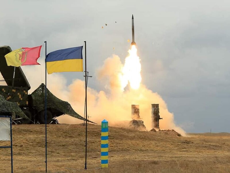 Повітряні сили ЗСУ повідомили, що вночі в небі над Україною збили чотири ракети й дрон. Імовірно, є неврахована ракета