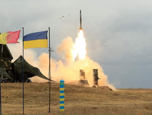 Воздушные силы ВСУ сообщили, что ночью в небе над Украиной сбиты четыре ракеты и дрон. Возможно, есть неучтенная ракета 