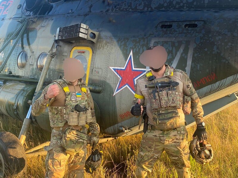 ЗСУ показали нові фото з вертольотом Мі-8, пілота якого завербувала українська розвідка, і розповіли подробиці операції "Синиця"