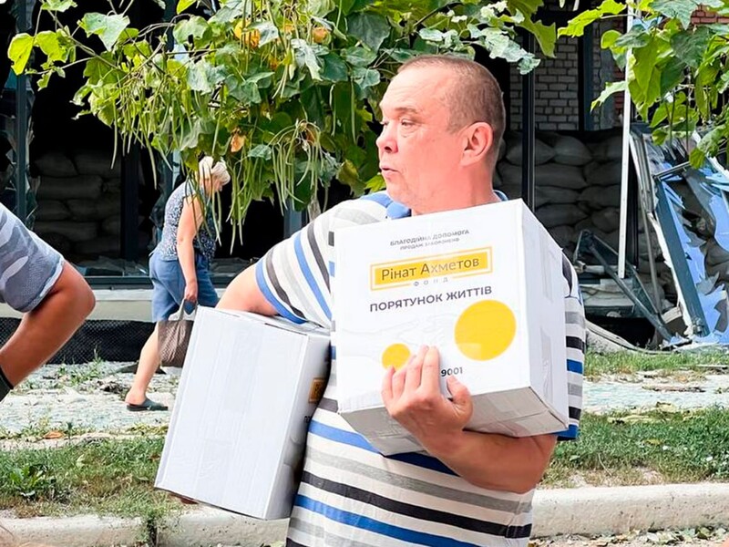 Продовольственную помощь от Фонда Рината Ахметова продолжают выдавать в Покровске 