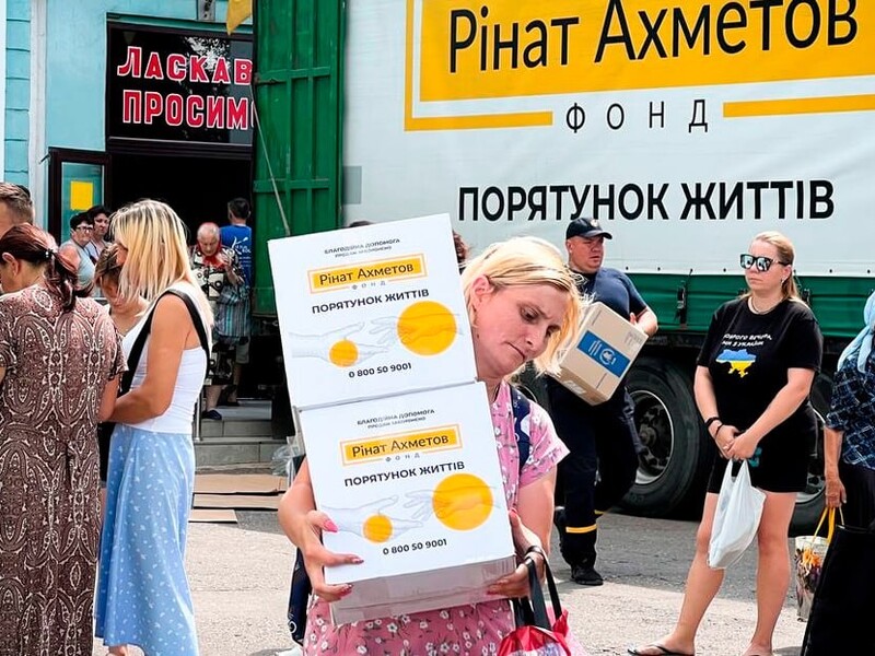 Видавання гуманітарної допомоги від Фонду Ріната Ахметова триває у Добропіллі Донецької області