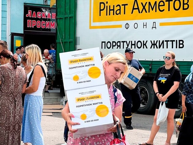Выдача гуманитарной помощи от Фонда Рината Ахметова продолжается в Доброполье Донецкой области