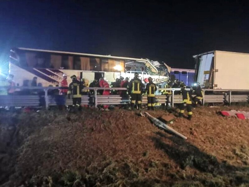 В Италии столкнулись фура и автобус с украинцами, пострадали 15 человек