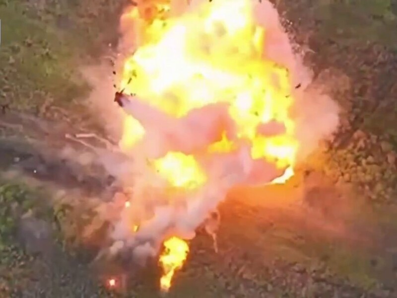 Українські військові за допомогою дрона підірвали бойову машину окупантів, від вибуху їй відірвало башту. Відео