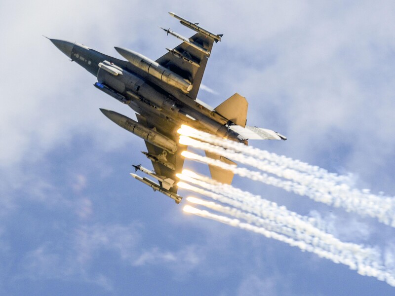 Прем'єр Румунії назвав останню перешкоду для початку навчання українських пілотів на F-16