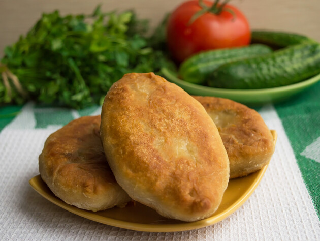 Добавьте это в тесто – и пирожки получатся воздушными и хрустящими. Эксперт рассказал, как приготовить тесто для жареных пирожков 