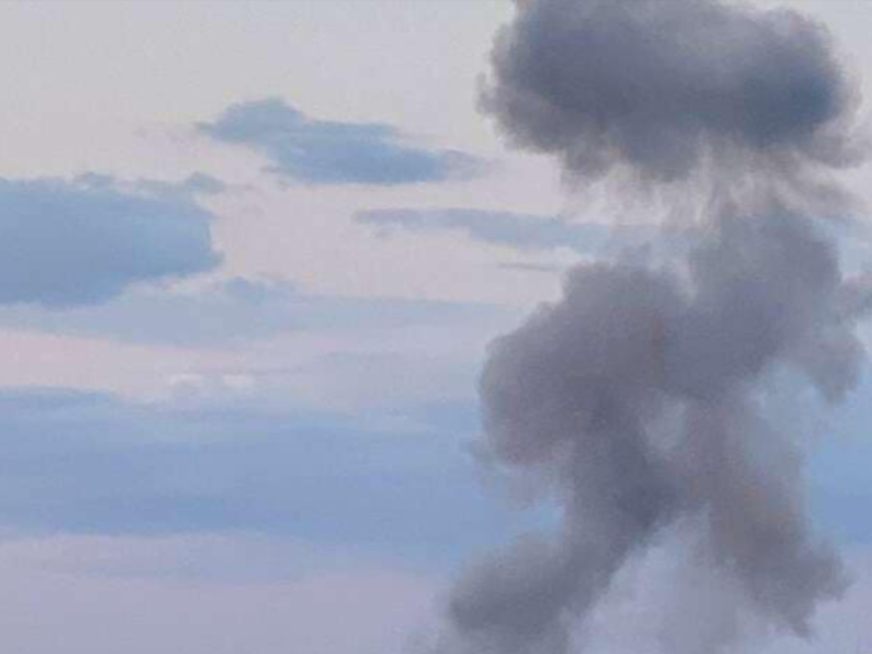 "Сдетонировала трава". В Крыму над Оленевкой после взрыва поднялись клубы дыма. Оккупанты утверждают, что это не связано с прилетом. Видео