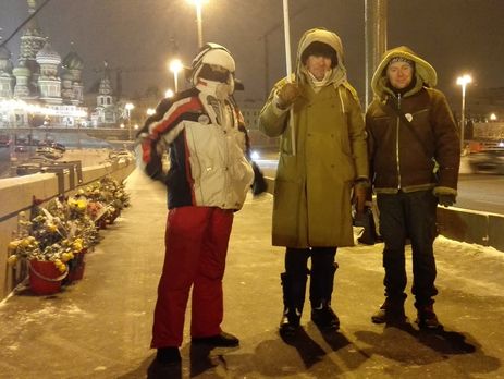 На мосту Немцова дежурят, несмотря на холодную погоду