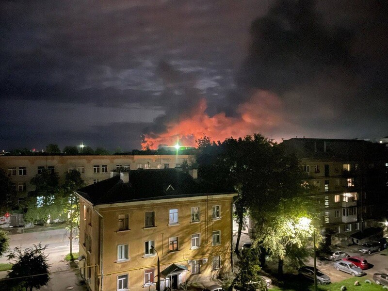 В российском Пскове сильный пожар и взрывы. Военный аэродром атакован беспилотниками, повреждены четыре самолета Ил-76 – росСМИ