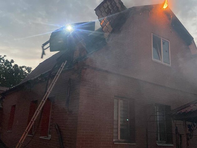 Унаслідок падіння уламків ракет і Shahed у Київській області постраждало троє людей, пошкоджено будинки – поліція