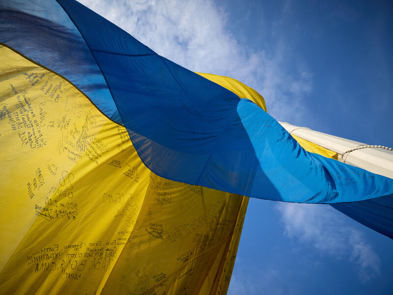 "Чтобы поднять дух людей в оккупации". Военные подняли флаг Украины на левобережье Херсонской области. Видео