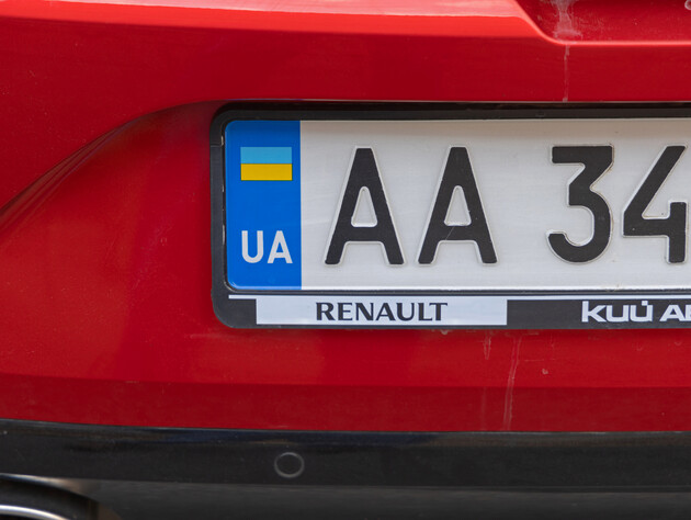 У Німеччині подав у відставку депутат, який малював свастику на автомобілях з українськими номерами