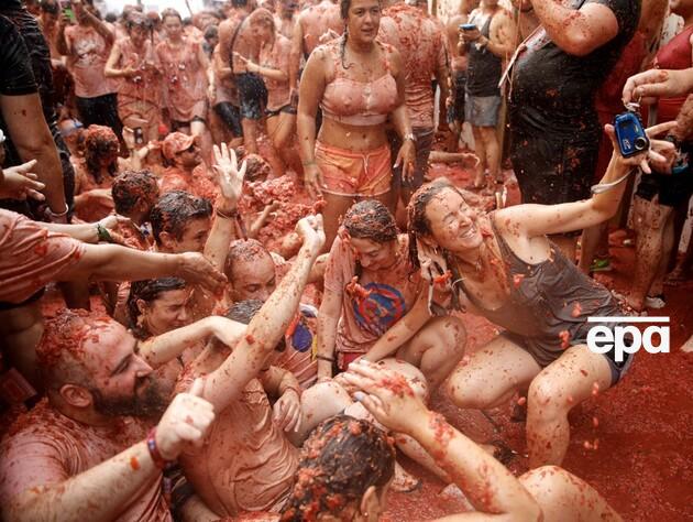 В Іспанії 15 тис. людей взяло участь у вуличних боях перестиглими помідорами. Фоторепортаж