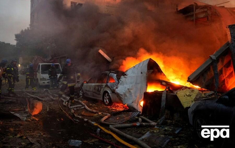 Росіяни масово атакували Київ, під уламками збитих ракет і дронів загинуло двоє людей. Фоторепортаж