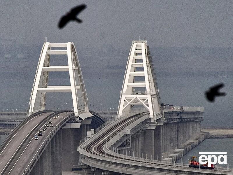 Спутник показал баржи-баррикады, установленные для защиты от украинских дронов у Крымского моста. Фото