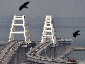 Супутник показав баржі-барикади, встановлені для захисту від українських дронів біля Кримського мосту. Фото