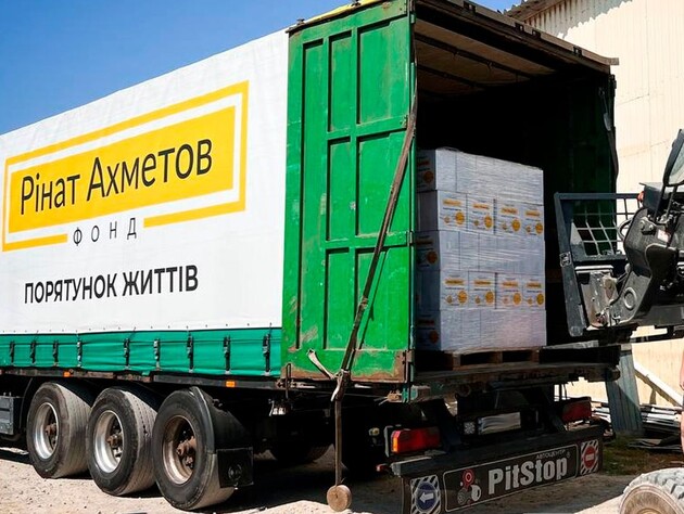 Фонд Ріната Ахметова передав 4 тис. продуктових наборів для переселенців із Луганської області у Дніпрі