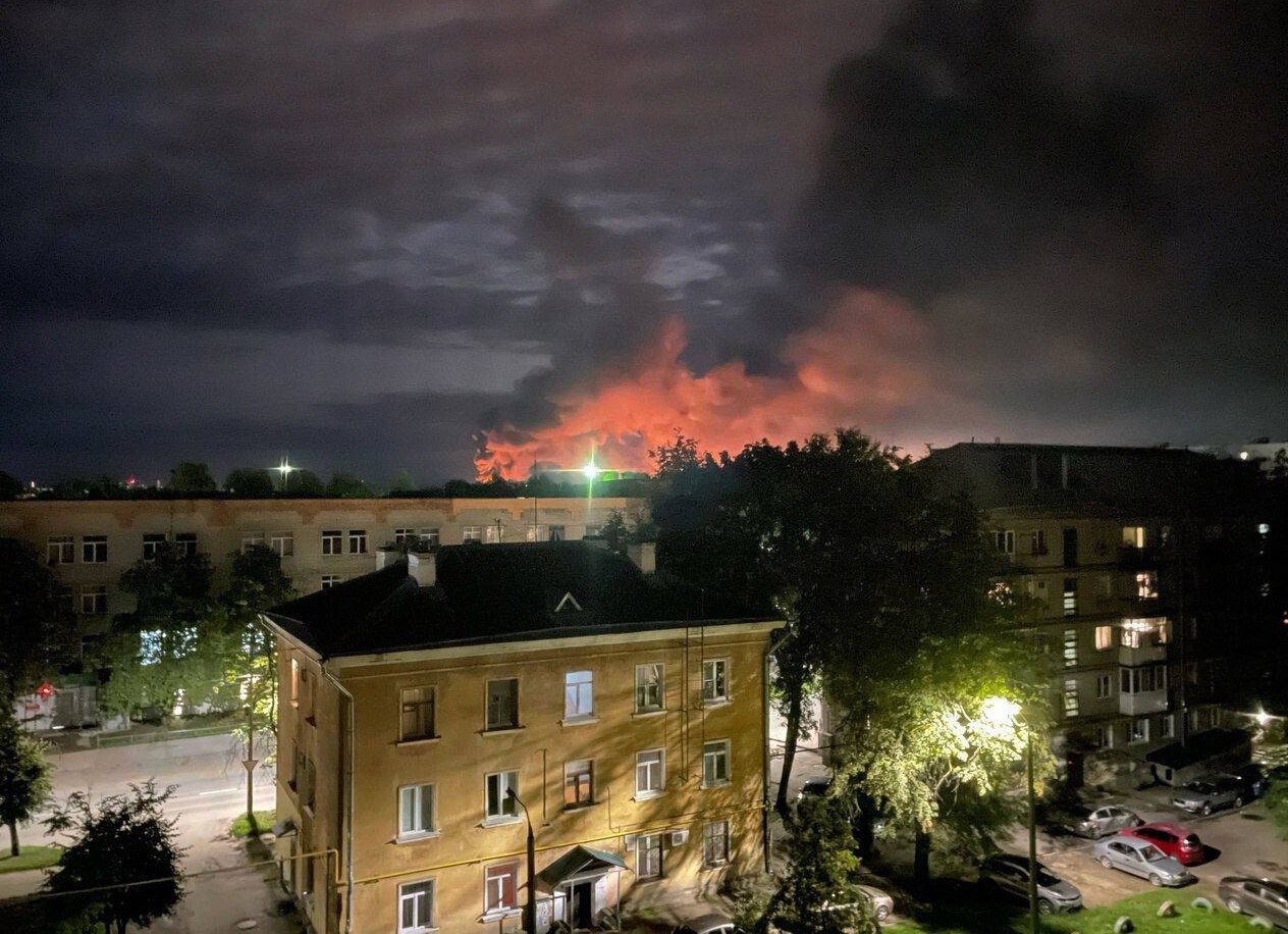 Псковский блогер: Взрывы в аэропорту Пскова продолжались несколько часов.  Система ПВО не работает