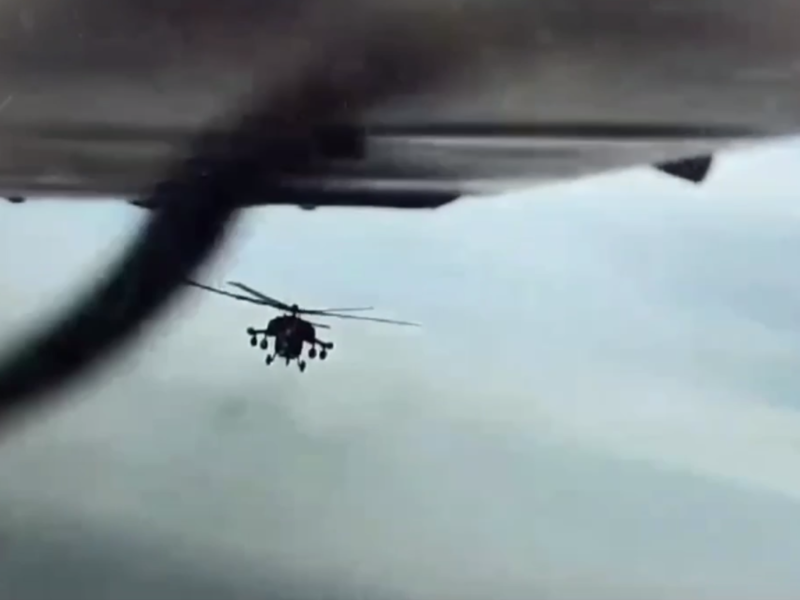 "Криворукі". ГУР показало, як два вертольоти й літак окупантів безрезультатно ганялися за українським дроном у Криму. Відео