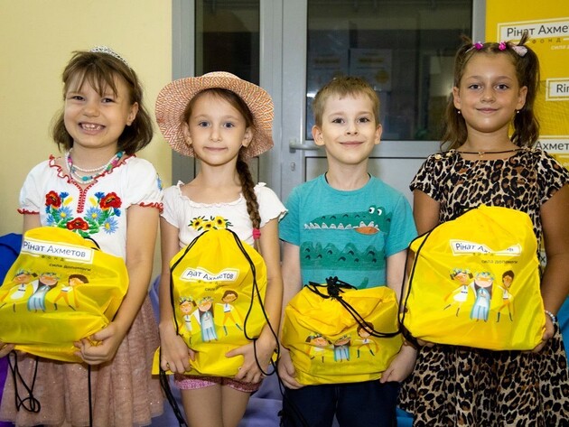 Понад 1600 дітей-переселенців пішли в перший клас зі шкільними наборами від Фонду Ріната Ахметова