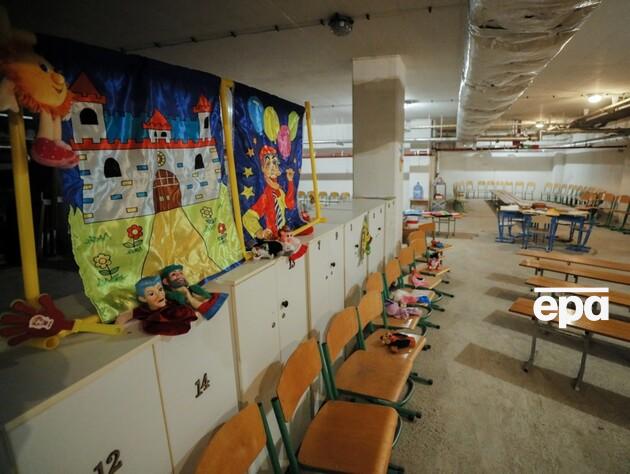 У Міносвіти повідомили, що 84% шкіл в Україні мають обладнані укриття. Шмигаль зазначив, що без них неможливе жодне навчання офлайн