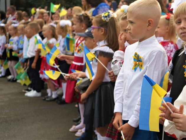В Україні з 1 вересня запрацювало 10,5 тис. шкіл, другий навчальний рік в умовах війни розпочне майже 4 млн учнів – Шмигаль