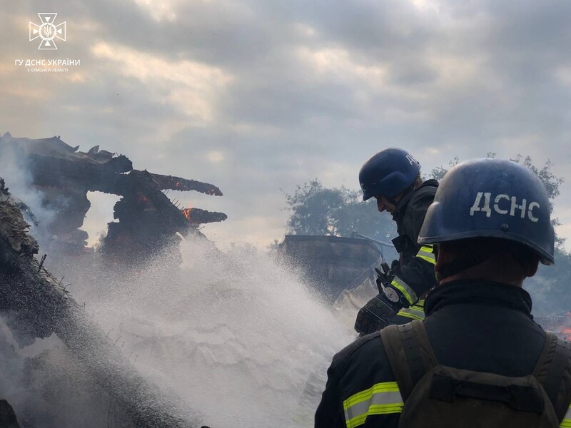 Окупанти здійснили масований обстріл міста в Сумській області. Виникла пожежа, пошкоджено приблизно 30 будинків, четверо людей поранено