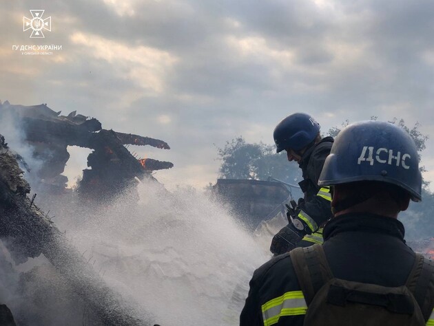 Оккупанты совершили массированный обстрел города в Сумской области. Возник пожар, повреждены около 30 домов, четыре человека ранены