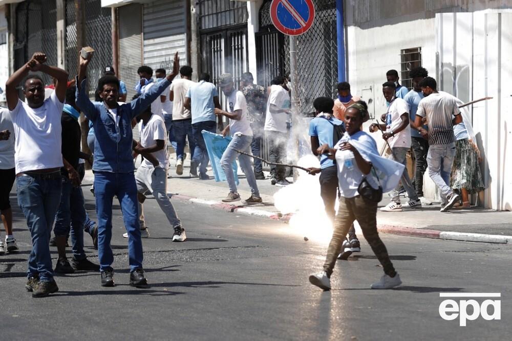В Израиле беженцы из Эритреи устроили массовые столкновения на почве политики, пострадала полиция. Фоторепортаж