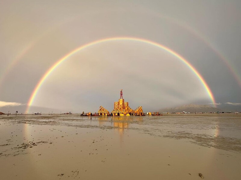 Участники Burning Man в США из-за дождей не могут покинуть территорию фестиваля. Их призвали беречь запасы воды и еды. Фото, видео