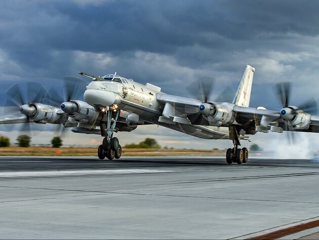 В РФ после атак дронов решили защитить бомбардировщики Ту-95 автомобильными шинами – СМИ