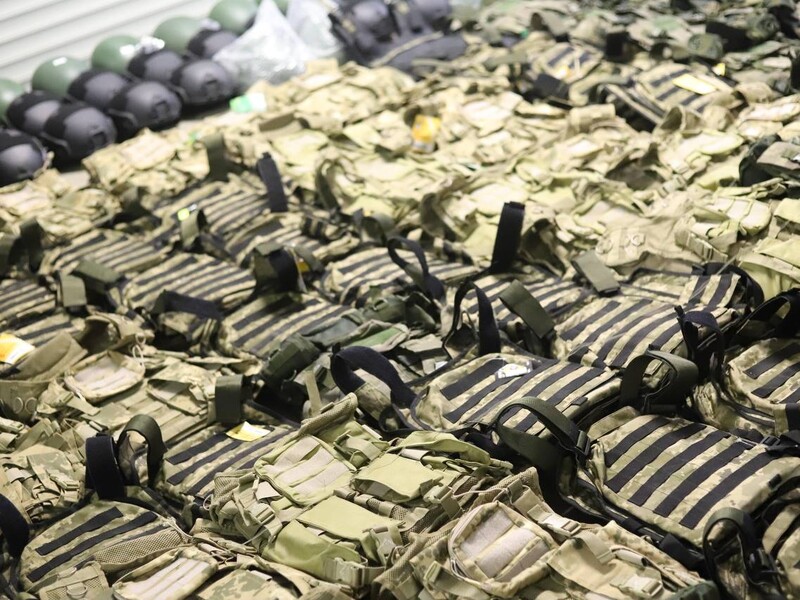 Правоохранители изъяли касок, бронежилетов и другого армейского оборудования почти на 3 млн грн. Продавец не смог объяснить, откуда их взял