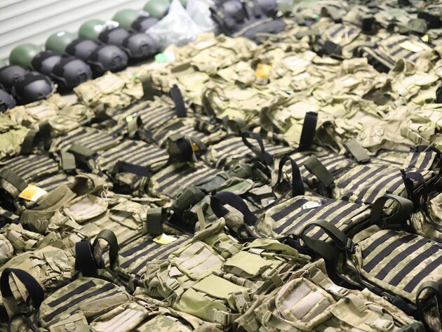 Правоохранители изъяли касок, бронежилетов и другого армейского оборудования почти на 3 млн грн. Продавец не смог объяснить, откуда их взял
